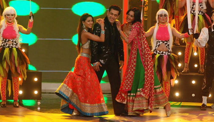 Pratyusha Banerjee performing with Salman Khan and good friend Kamya Punjabi during Bigg Boss 7 Grand Finale