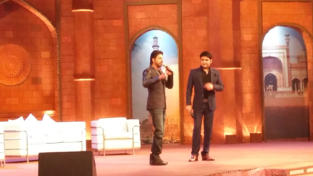 Shah Rukh Khan on The Kapil Sharma Show. Image Courtesy: Twitter