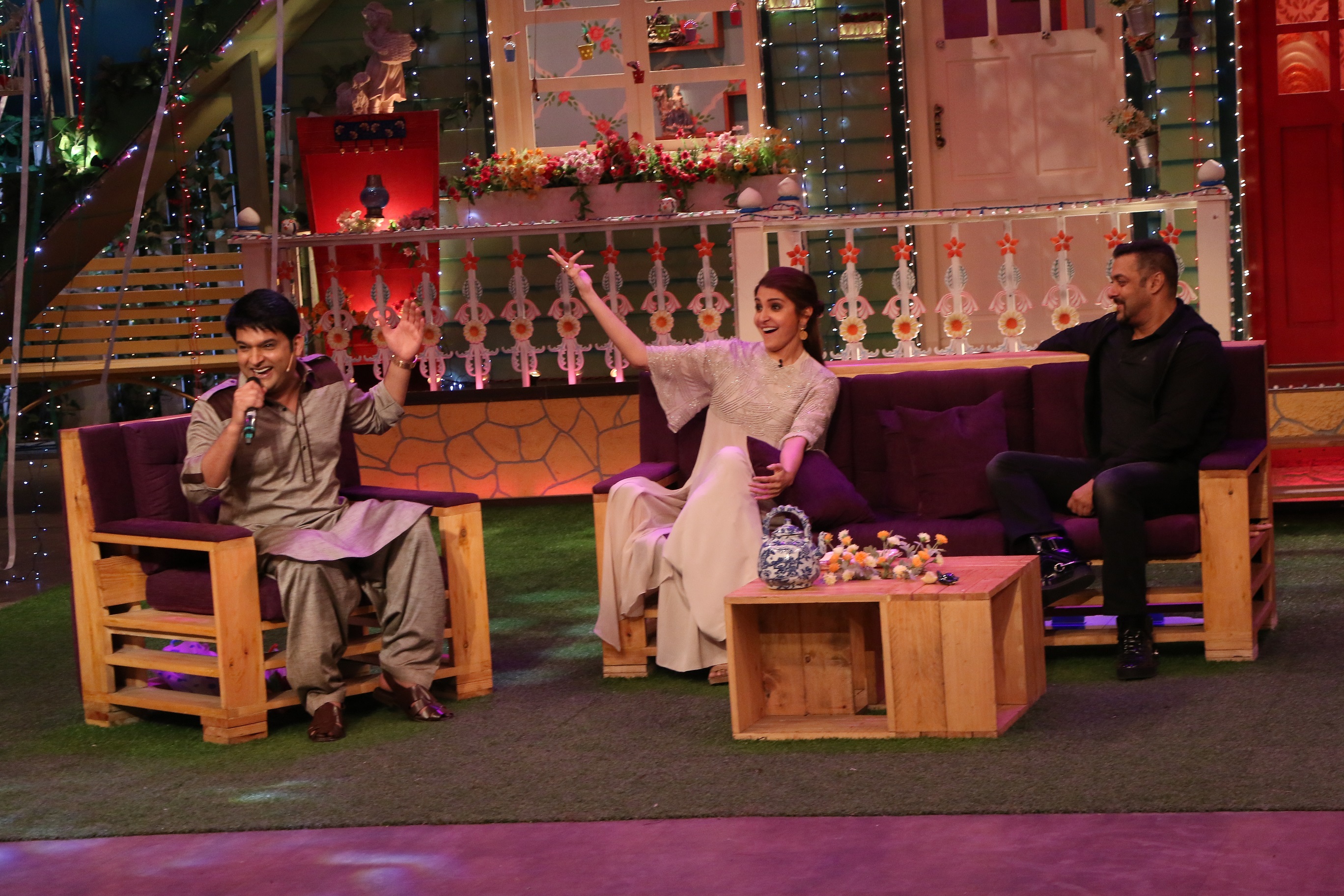 Kapil Sharma sings for Anushka and Salman on The Kapil Sharma Show