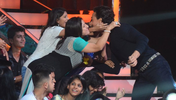 Tiger Shroff showered with kisses on the sets of Jhalak Dikhhla Jaa