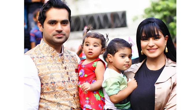 Veena Malik, Asad Bashir Khan with their kids. Image Courtesy: Twitter