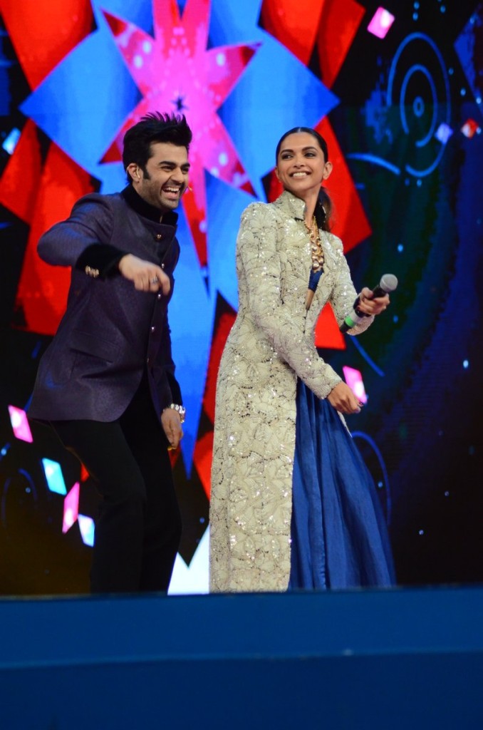 Manish Paul, Deepika Padukone at Umang 2016