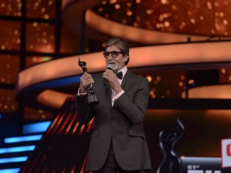 Amitabh Bachchan with Critics Choice Best Actor male Award. Image Courtesy: Amitabh Bachchan's Facebook account