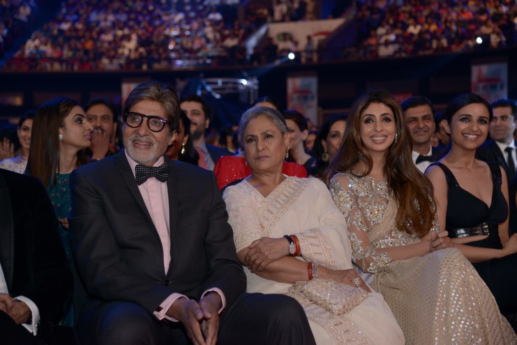 Amitabh Bachchan, Jaya Bachchan and Shweta Bachchan Nanda at the 61st Filmfare Awards. Image Courtesy: Amitabh Bachchan's Facebook account