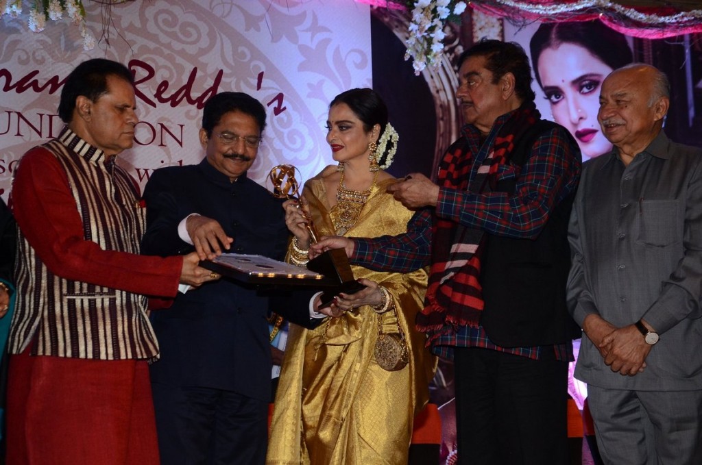 Rekha receiving the award