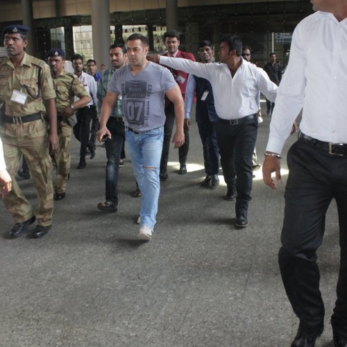 Salman Khan snapped at the airport  (5)