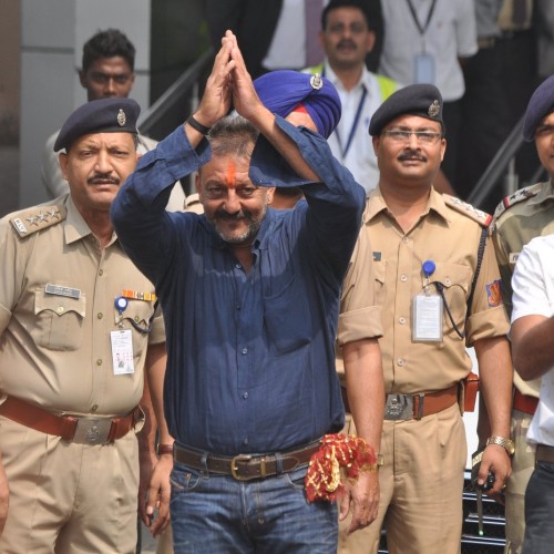 Sanjay Dutt returns home from Yerwada Jail, poses for the paparazzi