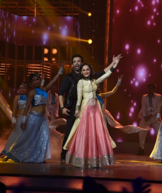 Sanjeeda Sheikh, Aamir Ali performing