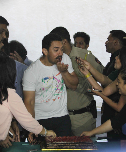 Aamir Khan celebrates his 51st birthday in Mumbai (12)