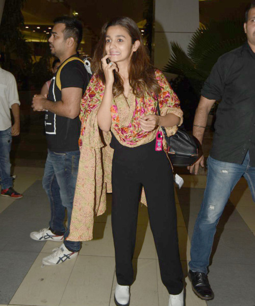 Alia Bhatt clicked at the airport