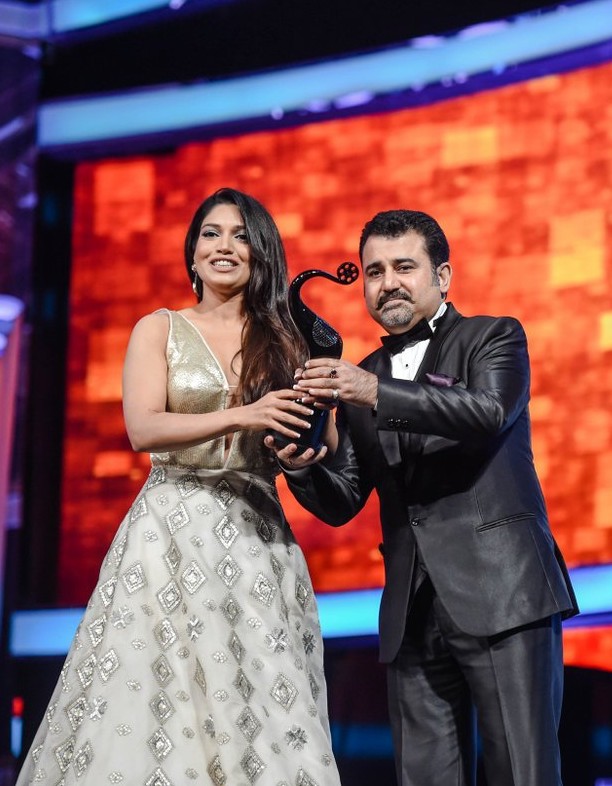 Bhumi Pednekar receiving the best debut female award at TOIFA 2016