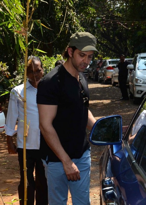 Hrithik Roshan leaves from the temple