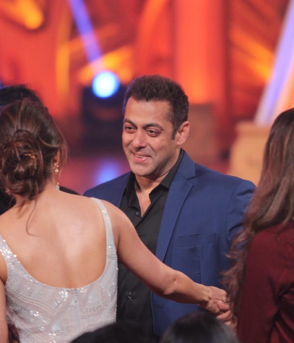 Salman Khan and Malaika Arora Khan were seen hugging at Colors Golden Petal Awards