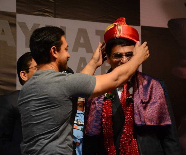 Aamir Khan presents Hridaynath Mangeshkar Award to Viswanathan Anand