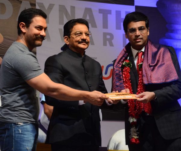 Aamir Khan presents Hridaynath Mangeshkar Award to Viswanathan Anand