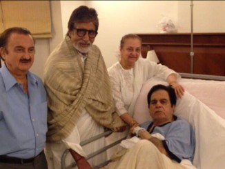 Amitabh Bachchan visits Dilip Kumar in the hospital in 2013