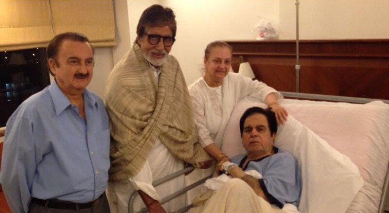 Amitabh Bachchan visits Dilip Kumar in the hospital in 2013