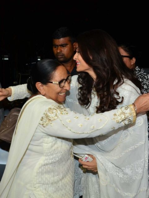 Aishwarya Rai Bachchan greets Dalbir Kaur