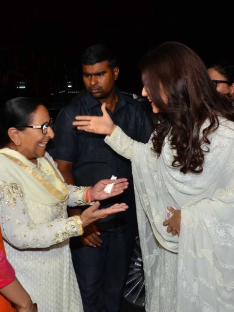 Aishwarya Rai Bachchan greets Dalbir Kaur