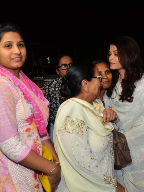 Aishwarya Rai Bachchan greets Sarabjit Singh’s wife