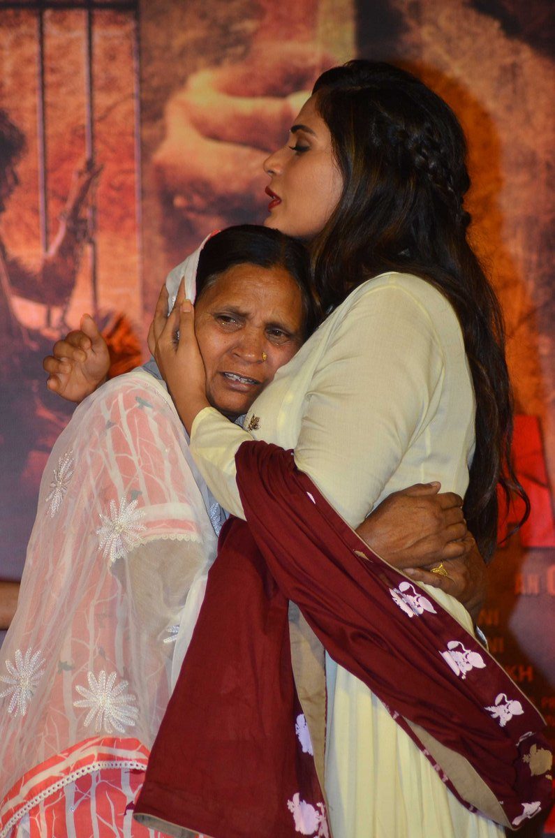 Richa Chadda consoles Sarabjit Singh’s wife