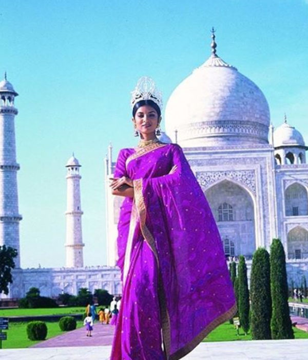 Sushmita Sen outside the Taj Mahal