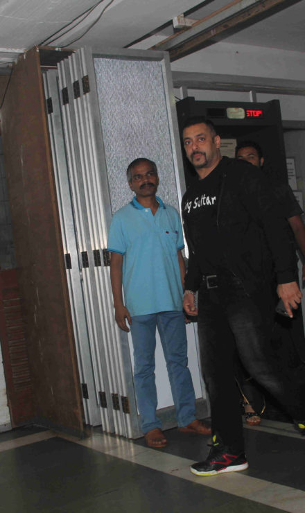 Salman Khan arrives for Daisy Shah’s play Begum Jaan