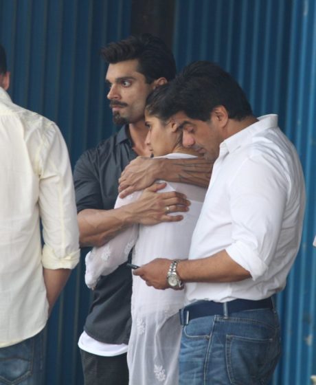 Karan Singh Grover at Krushna Abhishek’s father’s funeral