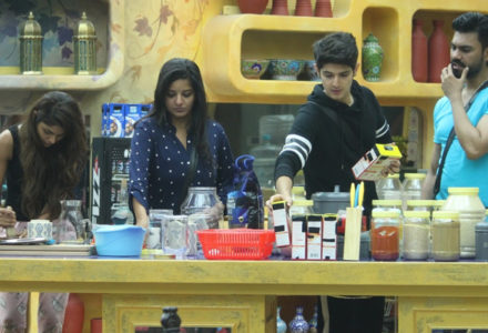 Bigg Boss contestants snapped in the kitchen