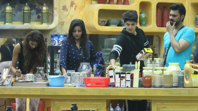Bigg Boss contestants snapped in the kitchen