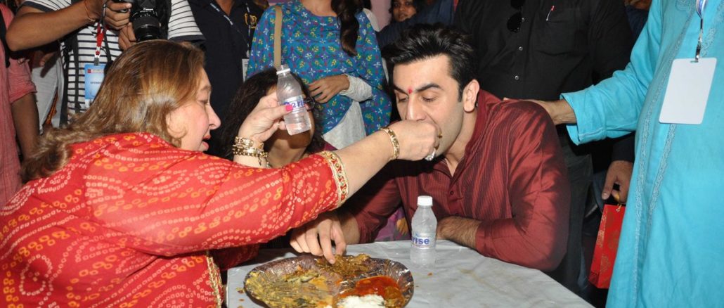 Ranbir Kapoor shares a meal with aunt Babita Kapoorat Durga Puja celebrations