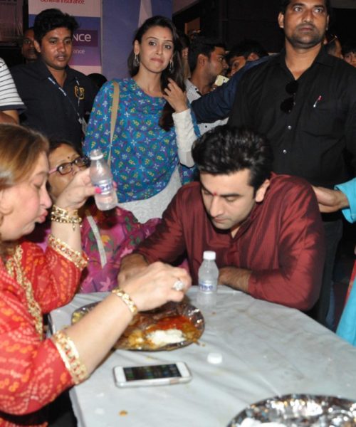 Ranbir Kapoor shares a meal with aunt Babita Kapoorat Durga Puja celebrations