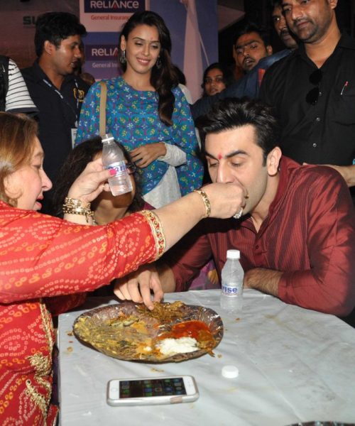 Ranbir Kapoor shares a meal with aunt Babita Kapoorat Durga Puja celebrations