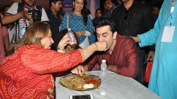 Ranbir Kapoor shares a meal with aunt Babita Kapoorat Durga Puja celebrations
