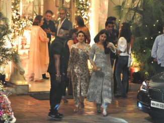 Karisma Kapoor, Kareena Kapoor Khan chatting with guests at the party