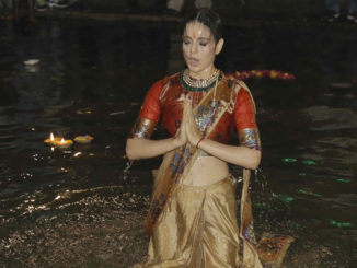Kangana Ranaut taks a dip in Ganga during Manikarnika poster launch