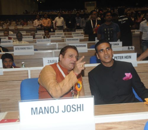 Manoj Joshi with Akshay Kumar at the 64th National Film Awards ceremony