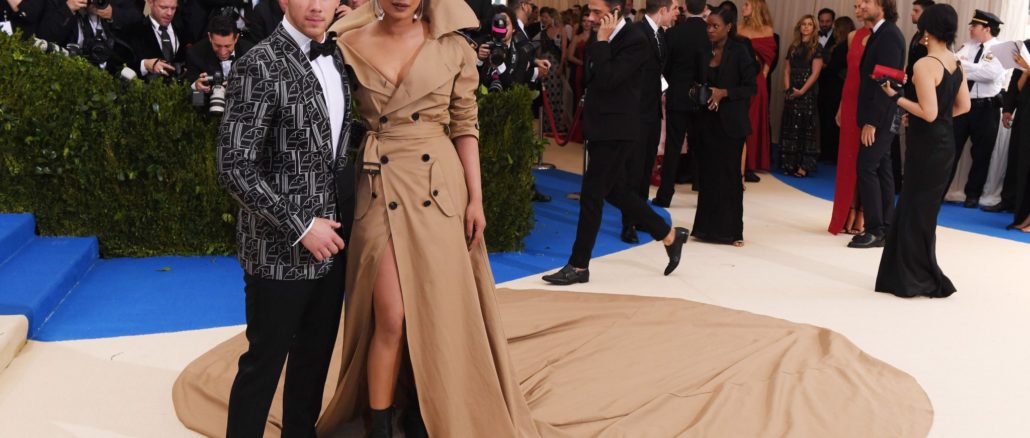 Nick Jonas poses with Priyanka Chopra at Met Gala