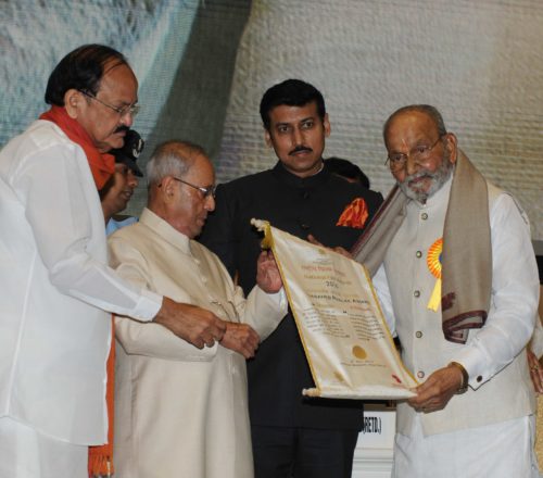 Venkaiah Naidu, President Pranab Mukherjee and Rajyavardhan Singh Rathore confer the Dadasaheb Phalke Award to veteran filmmaker K Viswanath at the 64th National Film Awards