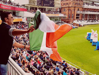 Akshay Kumar holding the tricolour upside down. Image Courtesy: Twitter