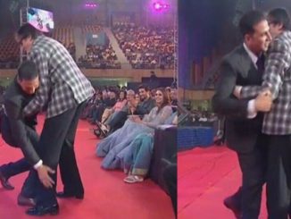 Akshay Kumar touches Amitabh Bachchan's feet
