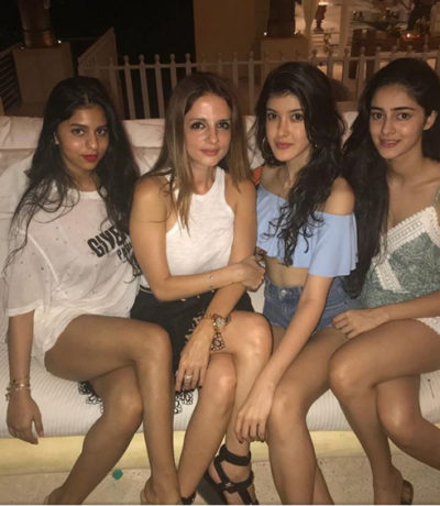 Suhana Khan, Sussanne Khan with friends